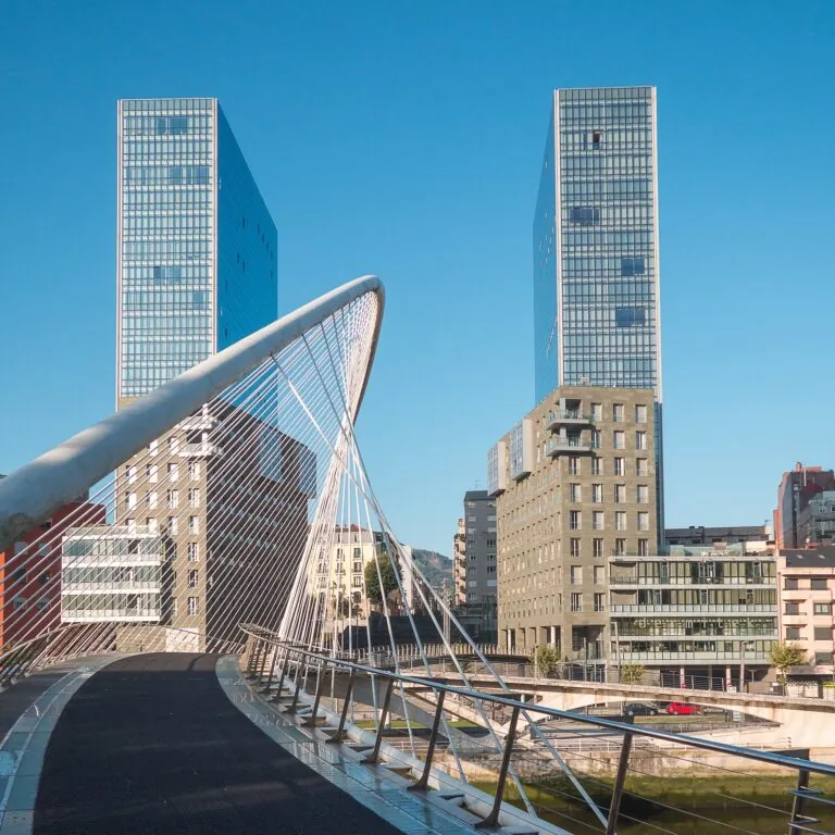 The Zubizuri, the suspension bridge of Bilbao and the skyscrapers that are in front of it (11 of 12)
